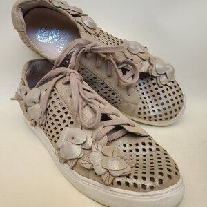 Vince Camuto Brellia Shimmering Tan Sneakers W 9/39 Open Weave Floral Faerie